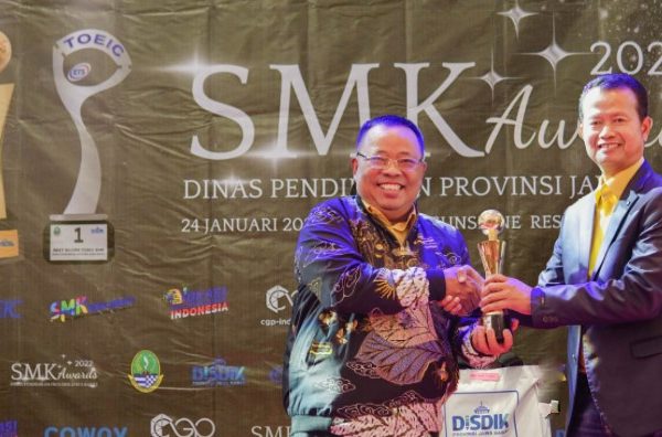 Menerima Penghargaan dalam ajang SMK Award 2022