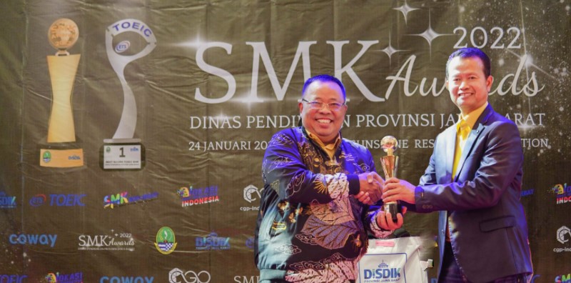 Menerima Penghargaan dalam ajang SMK Award 2022